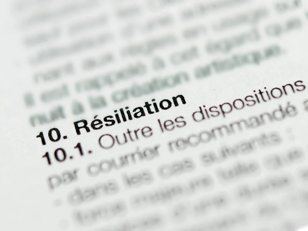 Clause de résiliation d’un contrat d’assurance en gros plan