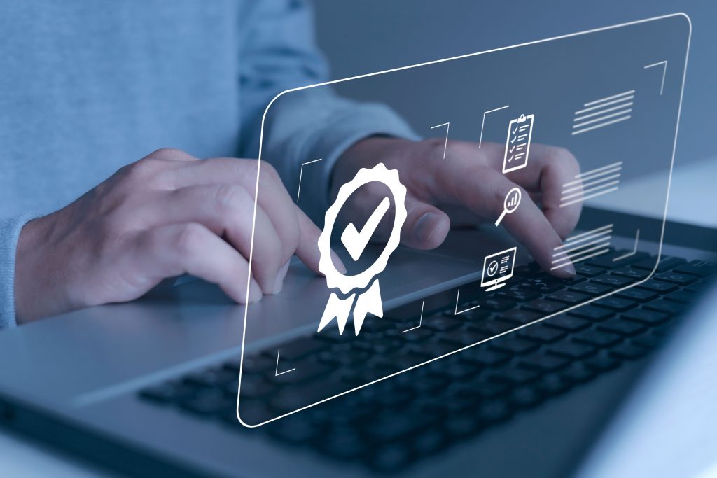 Mise en conformité numérique avec icône de certification sur ordinateur portable